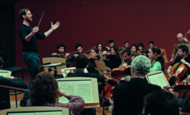 EN FANFARE