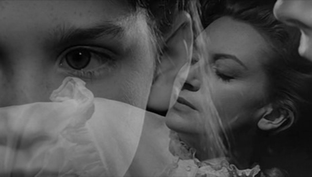 ΜΙΑ ΜΟΡΦΗ ΣΤΟ ΠΑΡΑΘΥΡΟ