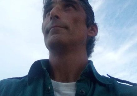 ΣΥΝΕΝΤΕΥΞΗ ΘΕΟΔΩΡΟΥ ΚΟΛΟΒΟΥ: ΕΡΧΕΤΑΙ ΜΕ ΜΙΑ ΚΩΜΩΔΙΑ